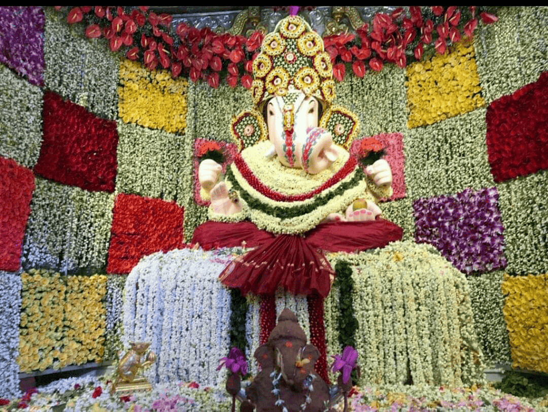 ताजी फुले वापरून साधी गणपती सजावट