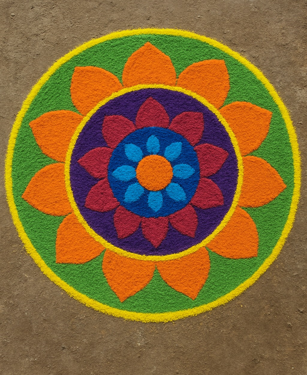 पारंपरिक नमुन्यांसह वर्तुळाकार रांगोळी डिझाइन