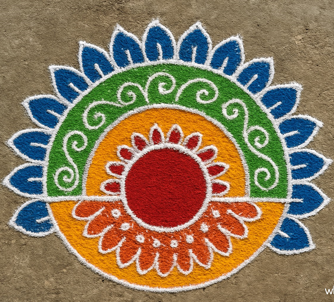 अर्ध-वर्तुळाकार नमुन्यांसह संक्रांती रांगोळी डिझाइन्स